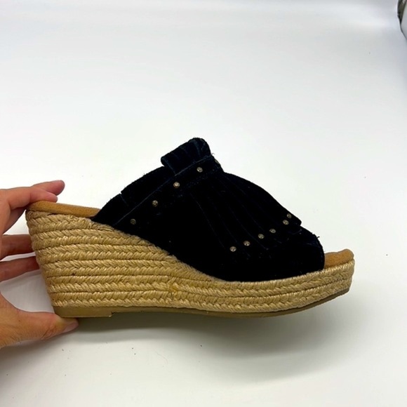 Minnetonka - Quinn Black Suede Fringe Gold Studded Peep Toe Wedge Size 7 - Picture 15 of 16
